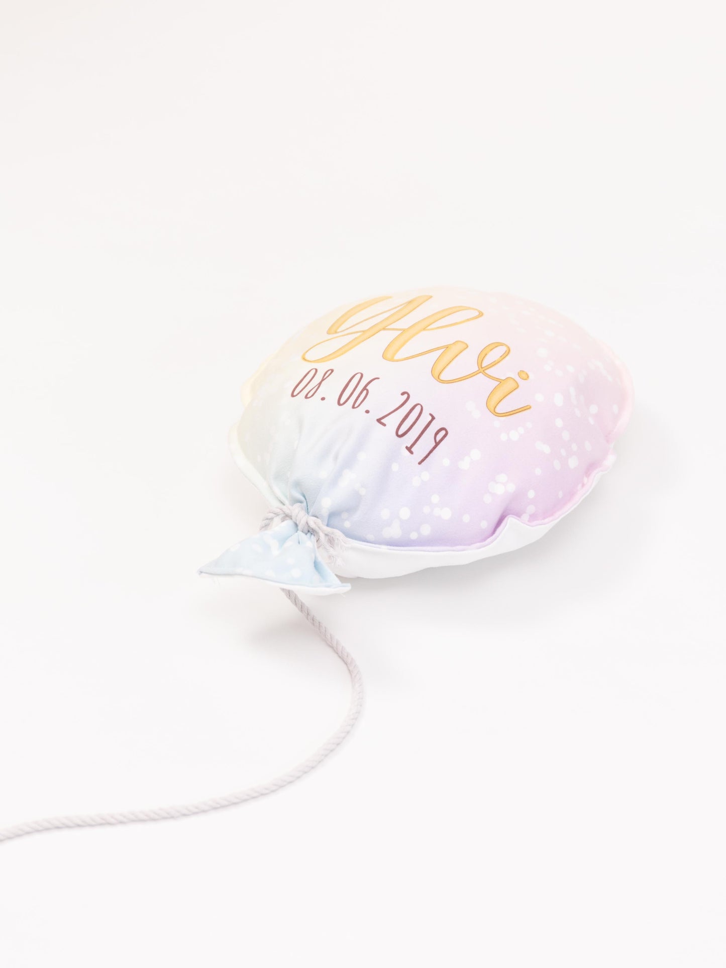 Stoff-Luftballon in sanftem Farbton personalisiert mit Namen und Geburtsdatum.
