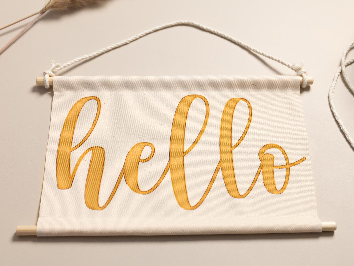 Stoffbanner mit Hello Schriftzug