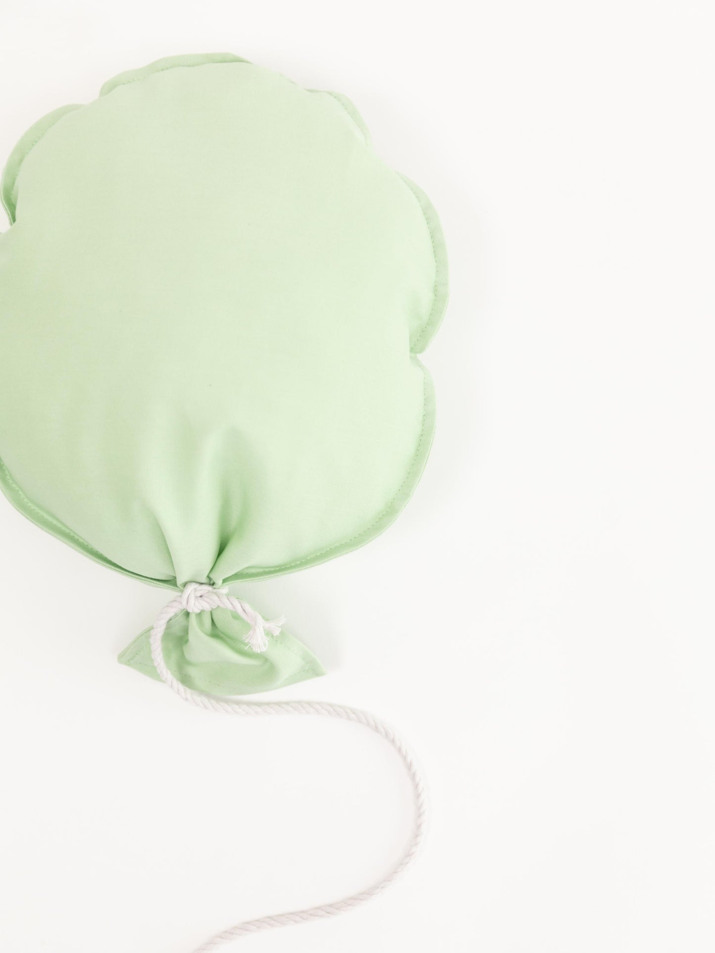 Einfarbiger Stoff-Luftballon in sanftem Farbton, Produktfoto für schlichte und stilvolle Kinderzimmerdekoration.
